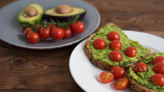 Popečen kruhek z avokadom