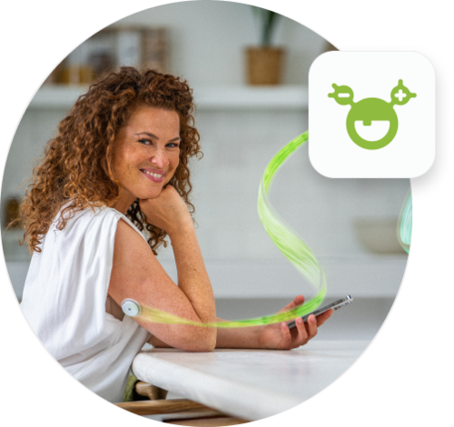 Zadovoljna ženska s senzorjem NMG Accu-Check SmartGuide in aplikacijo mySugr na pametnem telefonu